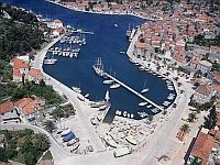 Apartments Milna Brac